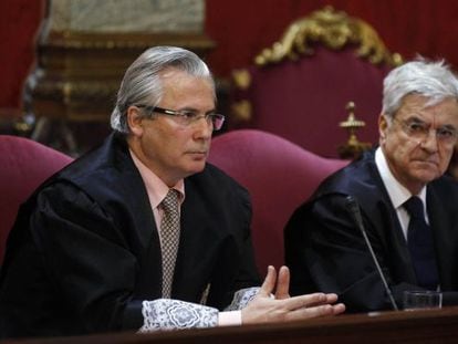 Baltasar Garzón junto a su abogado, Francisco Baena.