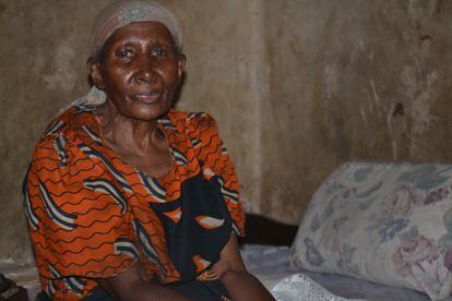 Elisabeth Mbise quedó con una discapacidad cuando intentó curarse una malaria con remedios caseros. Hoy su familia la ha repudiado y depende de la caridad de los vecinos. “Hay días que solo bebo té”, dice.