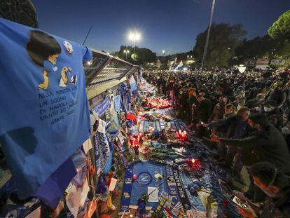 Seguidores de Maradona homenajean este jueves al ídolo fallecido en las cercanías del estadio San Paolo, en Nápoles (Italia).