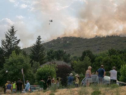 La Guardia Civil, desaloja a los vecinos de la urbanización Serranía de La Paloma por el incendio en Collado Mediano.