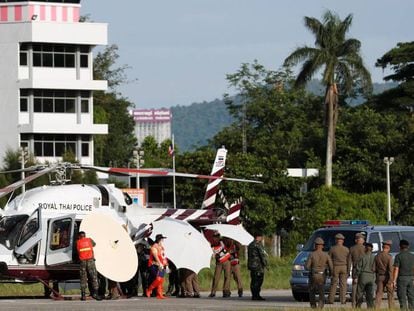 Soldados y policías tailandeses evacúan en helicóptero a uno de los niños rescatados este lunes.