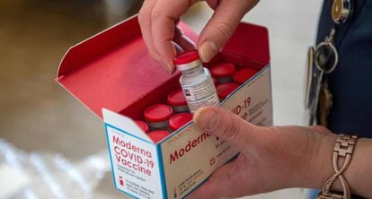 Caja con viales de vacunas de Moderna.