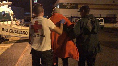 Uno de los inmigrantes que ha arribado a la provincia de Alicante es atendido tras su llegada.