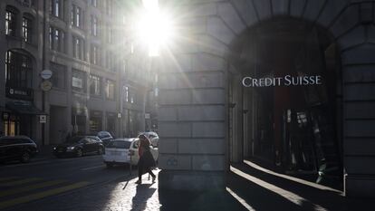Una mujer caminaba junto a un logo de Credit Suisse en Zúrich el lunes.