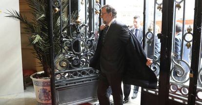 Rajoy, a su llegada a un foro económico celebrado en Madrid.