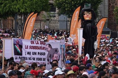 El muñeco de Norma Piña, presidenta de la Suprema Corte, durante la concentración del 18 de marzo en el Zócalo de Ciudad de México.