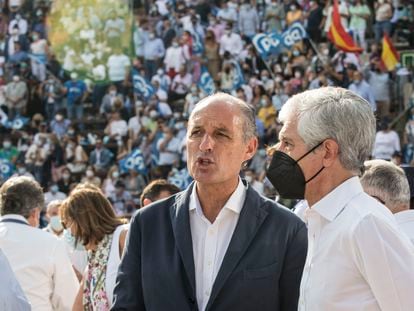 El expresidente de la Generalitat Valenciana, Francisco Camps, conversa con el diputado Adolfo Suárez Illana, el pasado octubre, en la convención nacional del PP.