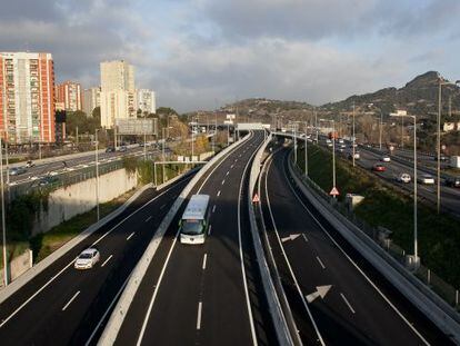 El carril bus-VAO a la altura del Puente de Vallbona en la entrada de Barcelona.