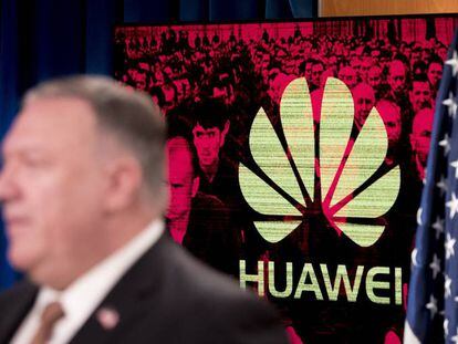 Logo de Huawei en la comparecencia del secretario de Estado, Mike Pompeo