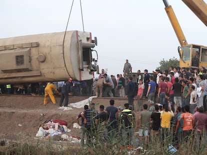 El vagón descarrillado este domingo a su paso por Toukh (Egipto).