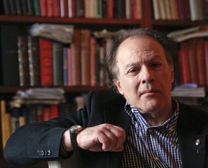 Javier Marías en su casa de Madrid.