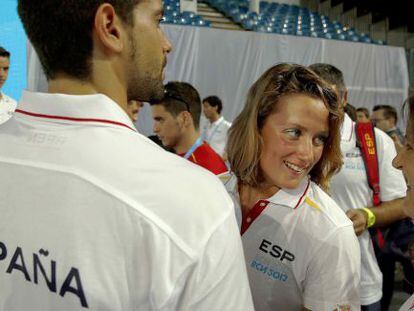 Mireia Belmonte junto a otros miembros del equipo espa&ntilde;ol. 