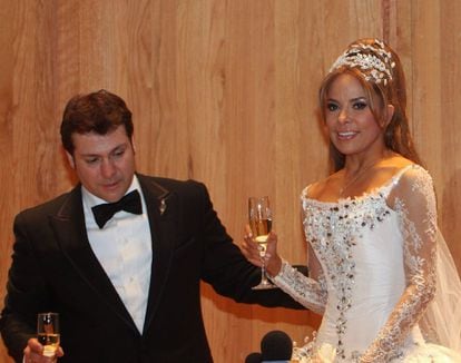 Gloria Trevi en su boda con Armando Gómez, en diciembre de 2009.