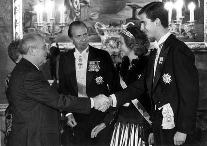 Mijaíl Gorbachov y el príncipe Felipe se estrechan la mano en la cena de gala en el Palacio de Oriente en honor al presidente soviético, en presencia del rey Juan Carlos, la reina Sofía y Raisa Gorbachova, el 26 de octubre de 1990.