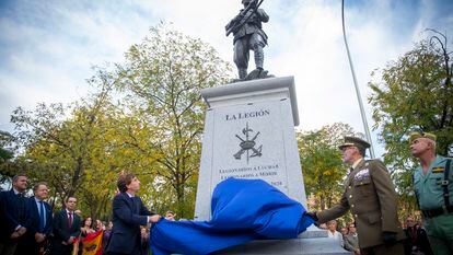 El alcalde de Madrid, José Luis Martínez- Almeida, descubre la estatua en honor a La Legión Española, este martes.