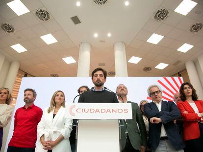 El secretario general de Ciudadanos, Adrián Vázquez (centro), junto a la líder del partido, Patricia Guasp (tercera por la izquierda), durante la rueda de prensa ofrecida tras la reunión del Comité Nacional, este martes, en la sede del partido en Madrid.