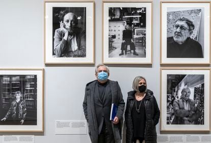 El fotógrafo Ricardo Martín y la artista Carmen Calvo, ayer en la exposición de la Nau.