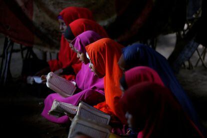 Refugiados somalíes estudian el Corán en el colegio en el campo de refugiados Dadaab (Kenia).