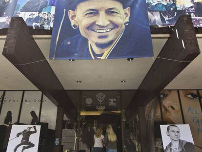 Fotos de Chester Bennington en las oficinas de Warner Music en Los Angeles