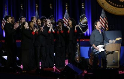 El cantante Eddie Vedder presentó al mandatario antes de su discurso.
