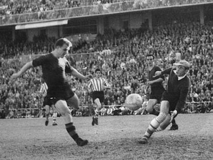 Kubala marca el primer gol ante Carmelo en la final de Copa de 1953.