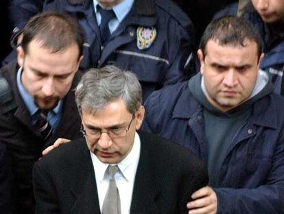 Pamuk abandona el juzgado de Estambul, escoltado por policías, en 2005.