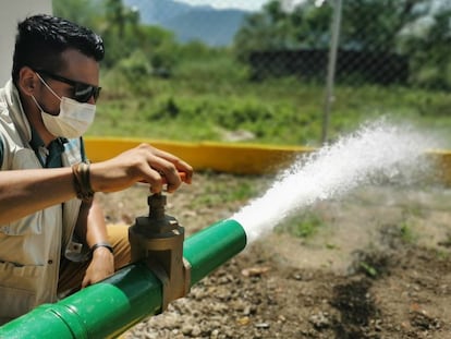Un trabajador de Unicef comprueba un sistema de purificación de agua rehabilitado y reforzado por la organización en Táchira (Venezuela) en junio de 2020.