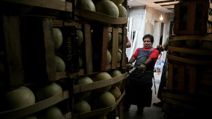 Un trabajador descarga cajas con melones de un camión, en un mercado en Ciudad de México, en una imagen de archivo.