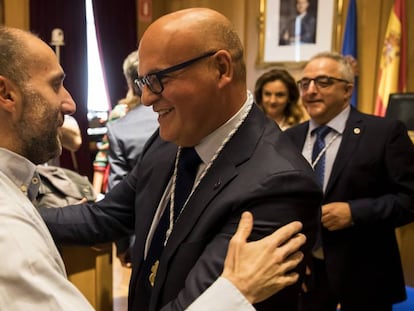 Manuel Baltar saluda a Gonzalo Pérez Jácome tras ser elegido presidente de la Diputación de Ourense gracias a su apoyo.