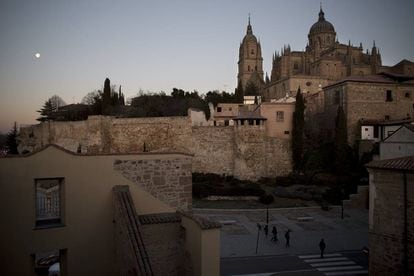 Desde la parte baja de la ciudad, junto al Tormes, la Salamanca medieval y renacentista surge en todo su esplendor con la muralla y la mole de la catedral Nueva.