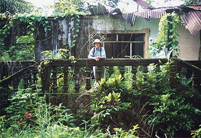Tellería, en la isla de Corisco (Guinea Ecuatorial), muy cerca de la desembocadura del río Muni, donde estudió los hongos 'Aphyllophorales', en diciembre de 2001.
