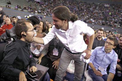 Pablo Echenique, Pablo Iglesias e &Iacute;&ntilde;igo Errej&oacute;n, en una asamblea de Podemos en 2014. 