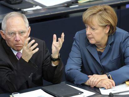 Merkel conversa con Schäuble.