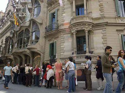 Un grupo de turistas hace cola para entrar en la Casa Batlló, en Barcelona.