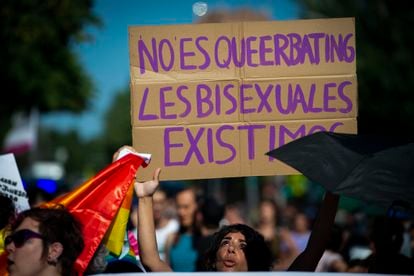 Banderole revendiquant la bisexualité et le non-binaryisme lors de la manifestation Vallekano Pride, samedi 24 juin, à Madrid.