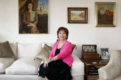 La escritora chilena Isabel Allende posa durante una entrevista con la agencia EFE en Santiago de Chile (Chile).