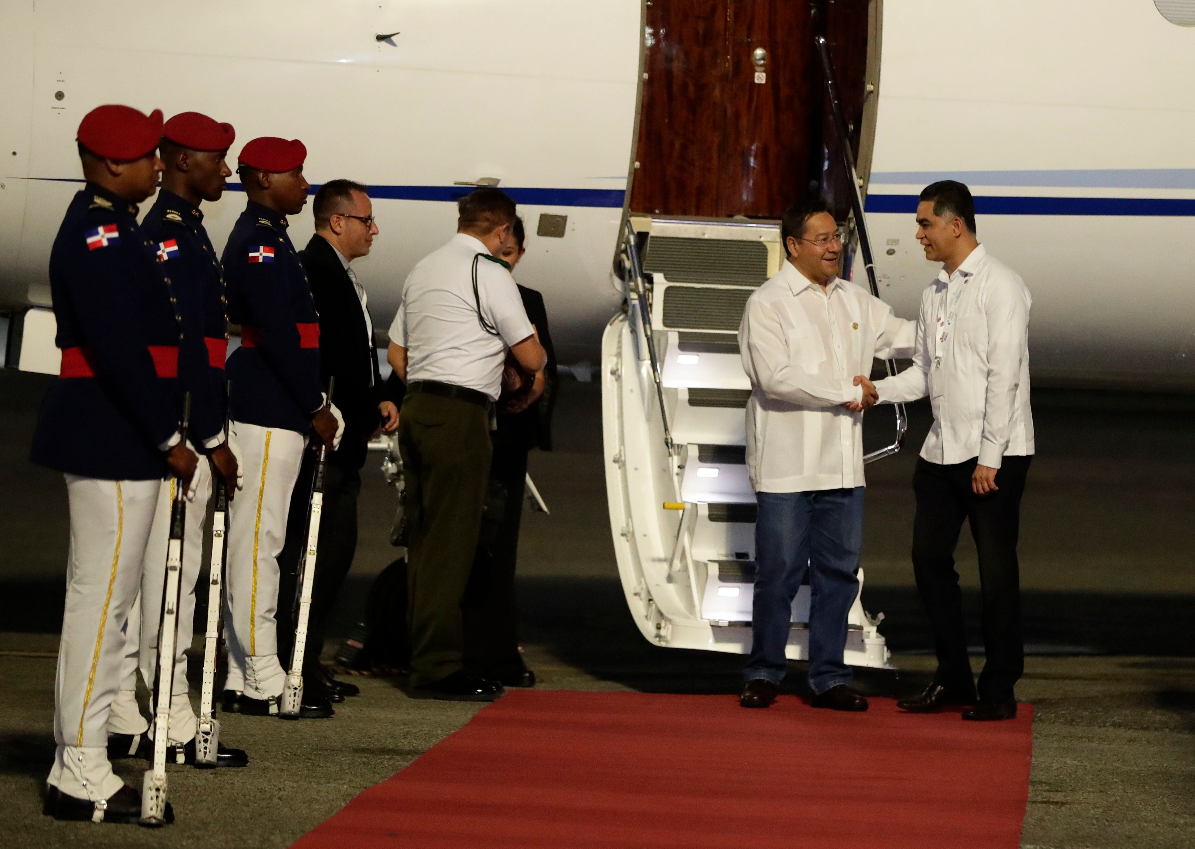 El presidente de Bolivia, Luis Arce, este viernes a su llegada a Santo Domingo para asistir a la cumbre.