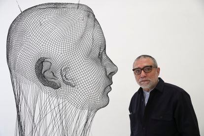 Jaume Plensa junto a 'Invisible Ana', una de las esculturas que pueden verse en la exposición 'La llarga nit' de la galería Senda de Barcelona.