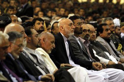 El presidente afgano, Hamid Karzai (c), durante una ceremonia, ayer, para celebrar el comienzo de la última fase del proceso de transición de la seguridad en el país