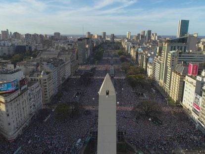 Vista panorámica de la marcha organizada por el macrismo en la avenida 9 de Julio de Buenos Aires.
