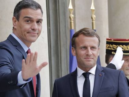 El presidente del Gobierno, Pedro Sánchez, con el presidente francés, Emmanuel Macron, este miércoles en París.