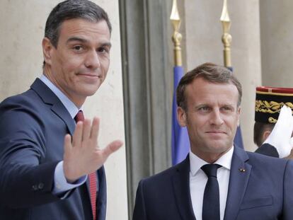 El presidente del Gobierno, Pedro Sánchez, con el presidente francés, Emmanuel Macron, este miércoles en París.