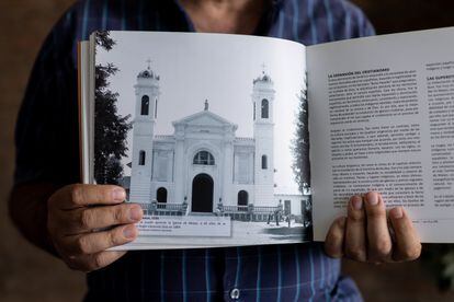José Luis San Martín Ramírez muestra la iglesia donde denuncia haber sufrido abusos sexuales, la parroquia Inmaculada Concepción de Maipo en la localidad de Buin (Chile).