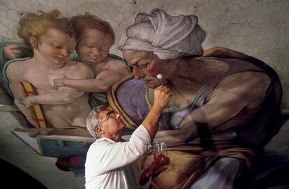 Gianluigi Colalucci works with Michelangelo's 'Sibila de Cumas' in 1986.