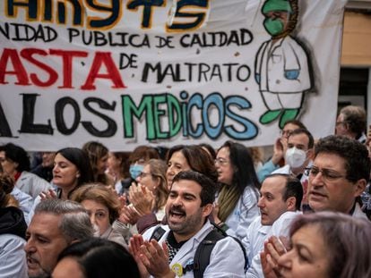 Médicos de Madrid concentrados durante la huelga de primaria que duró entre noviembre y marzo.