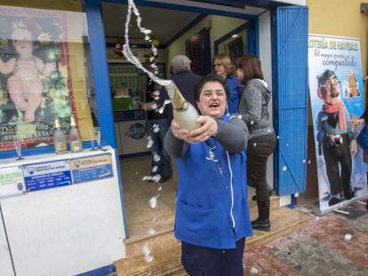 La vendedora de una administracción de loteria celebraba con cava un premio en sorteo de Navidad del año pasado.
