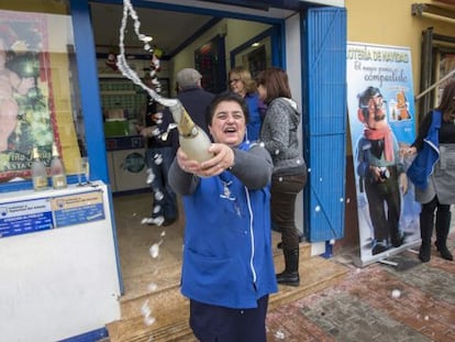 La vendedora de una administracción de loteria celebraba con cava un premio en sorteo de Navidad del año pasado.