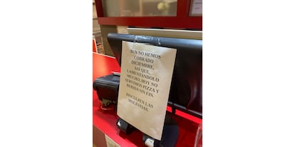 Cartel colocado en el local de Telepizza en la zona de Quevedo de Madrid.