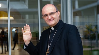 El obispo José Ignacio Munilla saluda tras su nombramiento por el Papa como nuevo obispo de Orihuela-Alicante, este martes en San Sebastián.