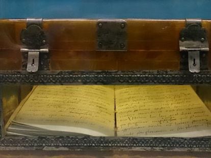 El manuscrito &#039;De Tristitia Christi&#039; en la arqueta donde se custodia en Valencia. 